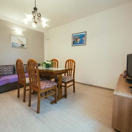 Apartment With Parking Space - 15420 *